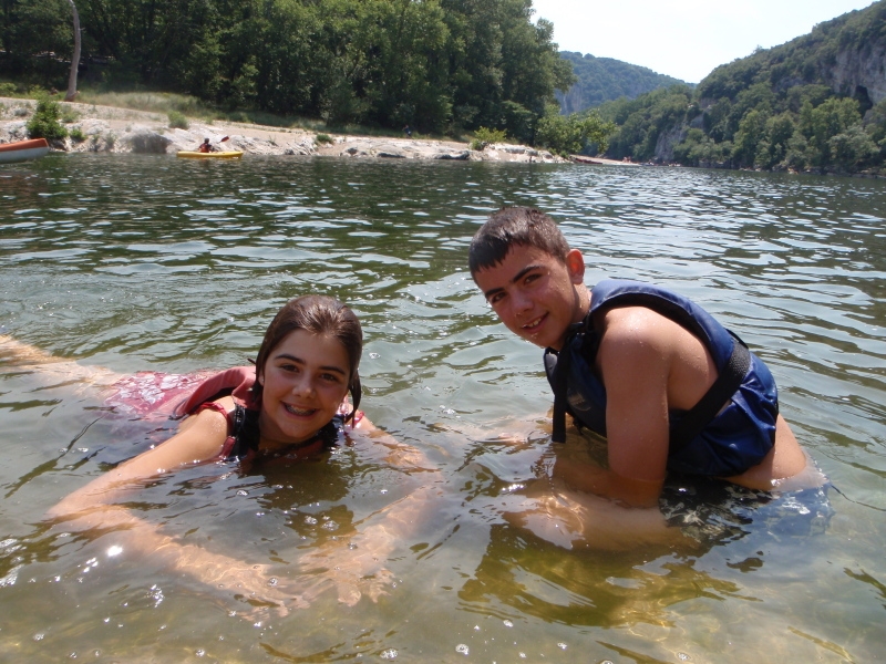 Village Camps International Summer Camp Ard&egrave;che, France 2019-07-26 https://www.villagecamps.com/journals_admin/images/8-1-Ana and Pol cooling off.jpg